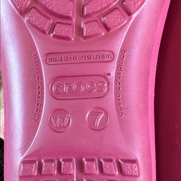 Crocs sz 7 pomegranate mammoth flat NWT - Picture 10 of 12